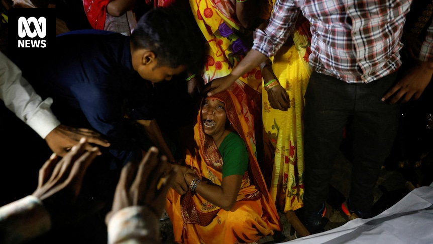 Шесть человек были арестованы после смертельной давки в Индии, в результате которой погиб 121 человек.