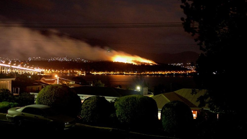 Large bushfire burns near Hobart's CBD
