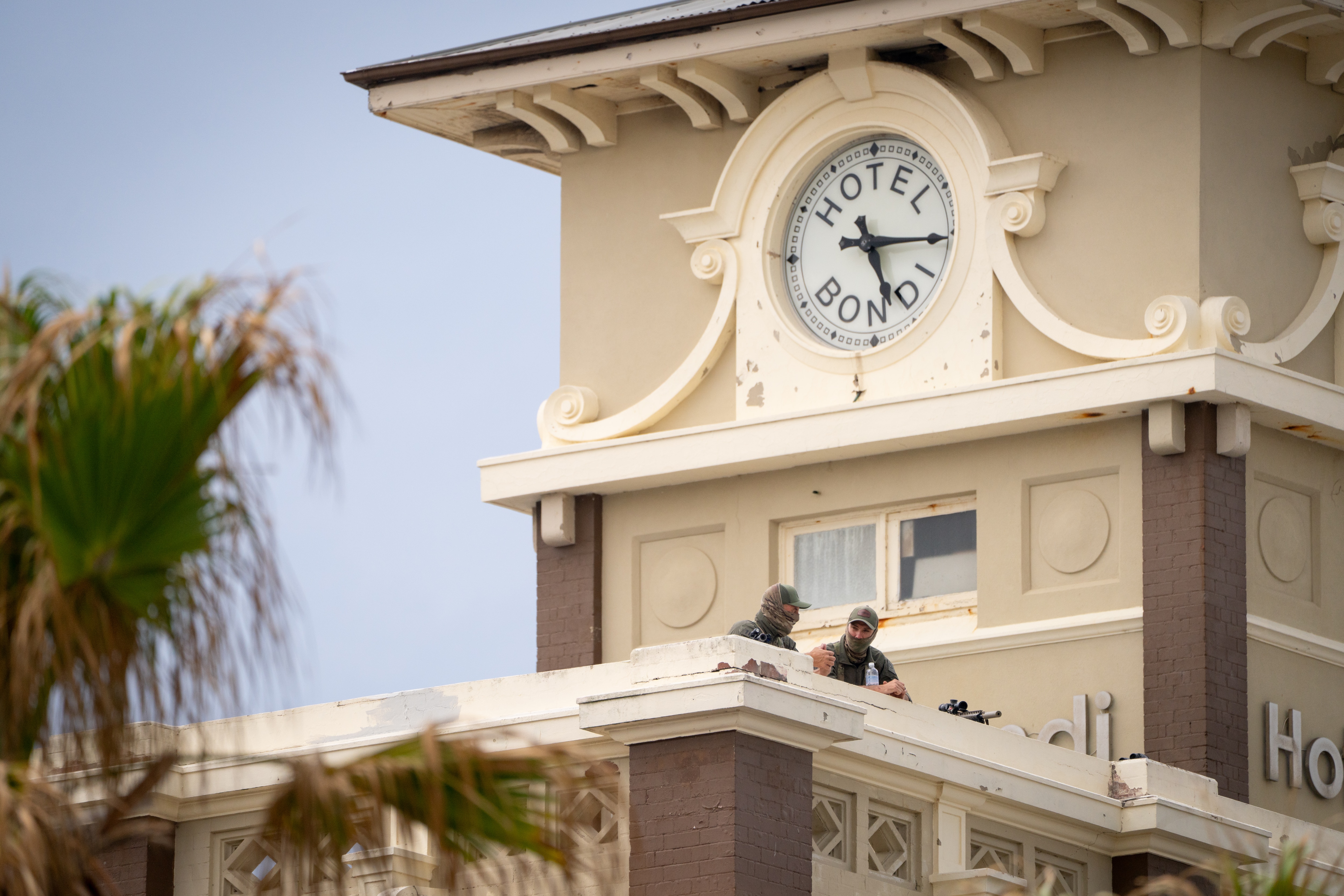 Atiradores no telhado do Bondi Hotel durante sete dias de vigília