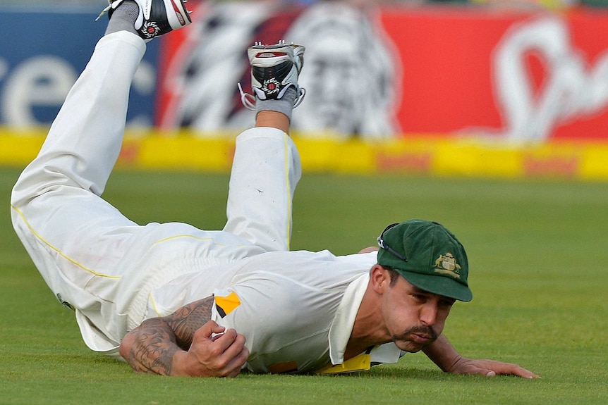 Johnson dives to catch out Duminy