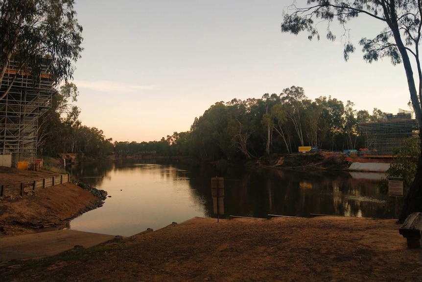 Looking at the Murray River and seeing the scaffolding of the Bridge construction on both sides of the river.