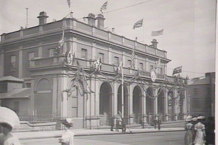 Outside King Street Court in Sydney, in 1908.