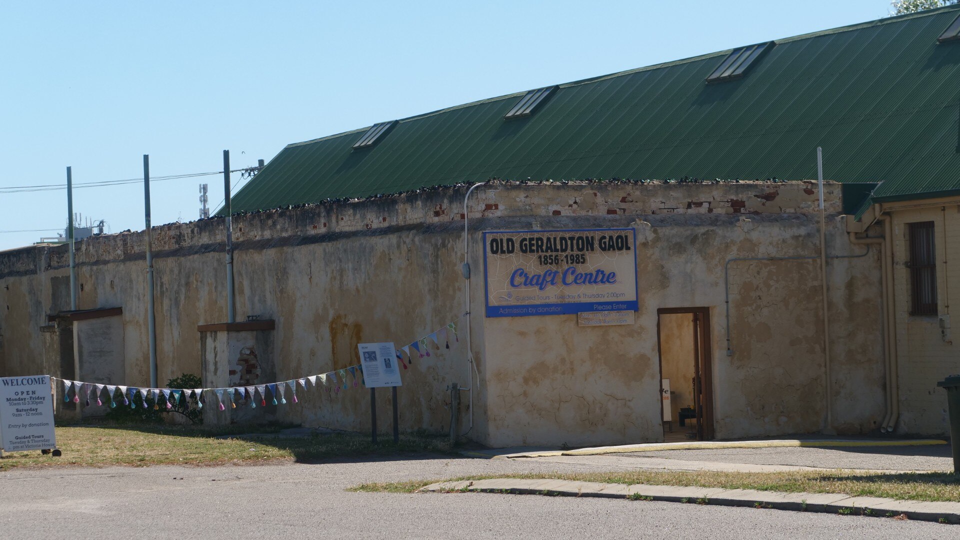 Um edifício de pedra com uma placa 
