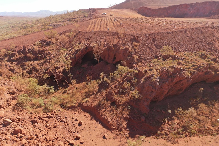 Una vista aérea de la tierra roja y los árboles del desfiladero de Juukan.