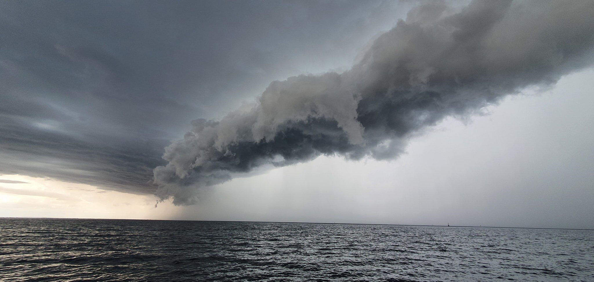 Storm shelf cloud looks menacing 