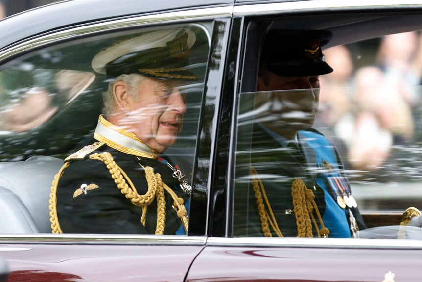 有人看到查尔斯国王坐在车后座 