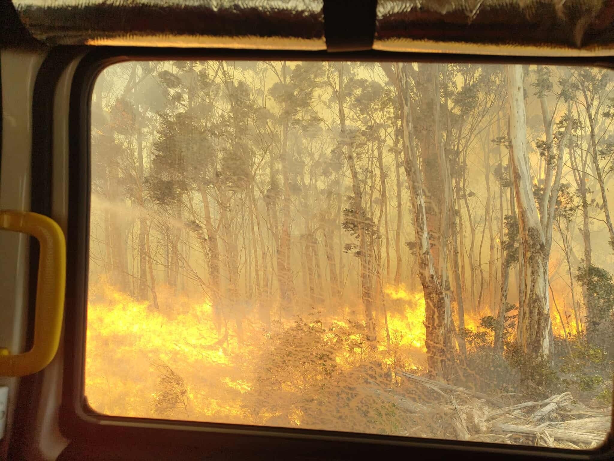 Vista de las llamas de los incendios forestales desde la ventana del camión de bomberos.