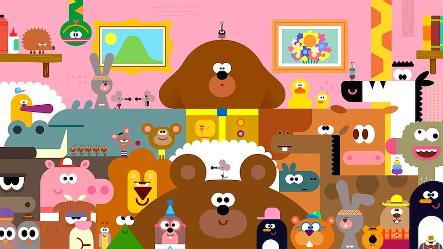 Duggee surrounded by all of the other characters from the show
