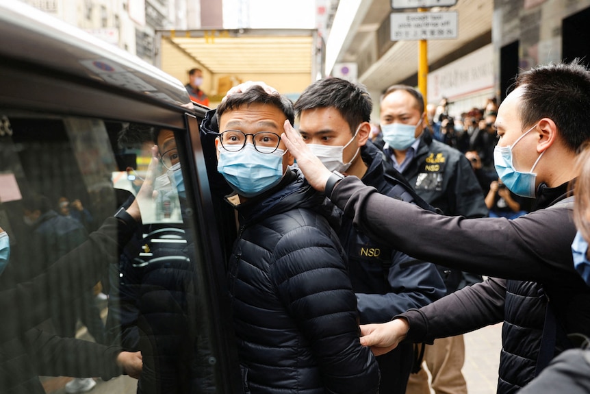 一名男子被带上警车。