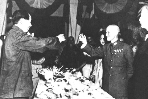 历史性照片：毛泽东和蒋介石举杯庆祝