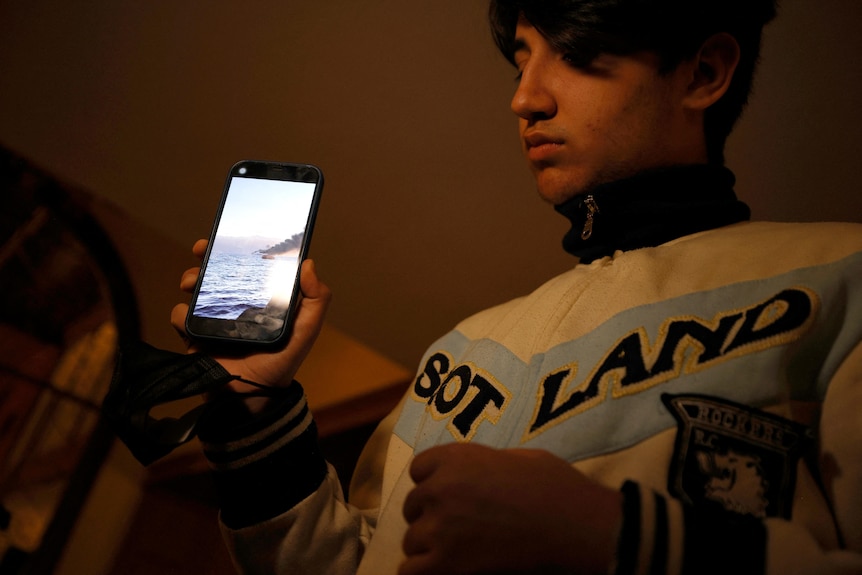     Un supraviețuitor arată un videoclip pe care l-a făcut cu telefonul mobil în timp ce se afla pe feribot.