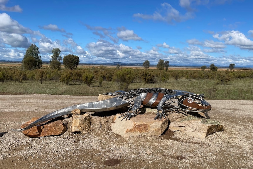 sculpture of a lizard