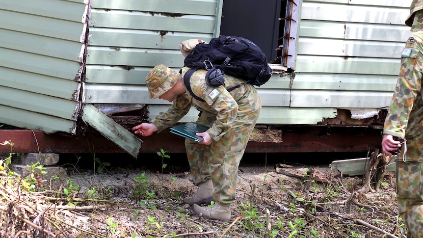 Australian troops inspect facilities on Manus Island