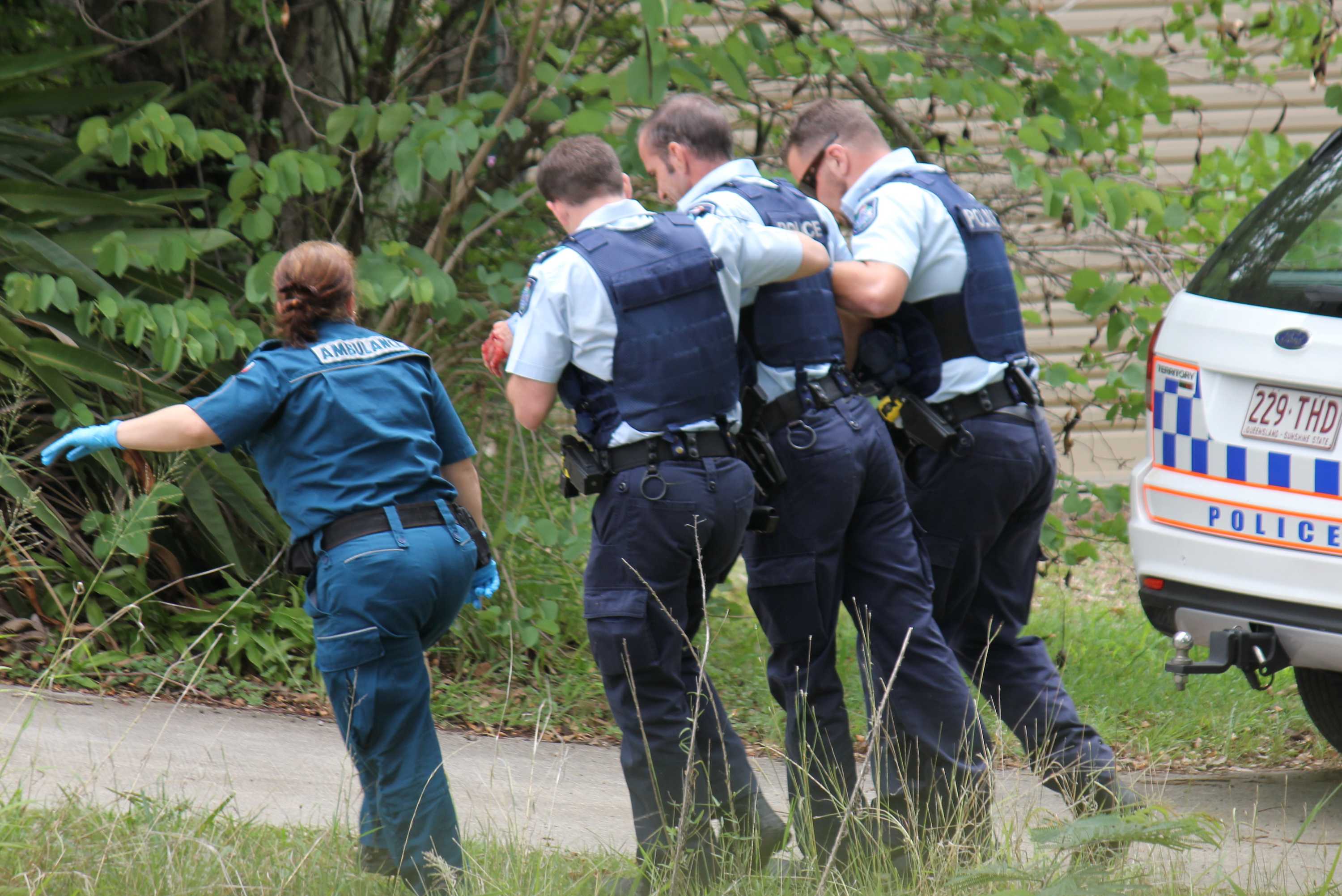 Teenage girl stabs police officer during Ipswich arrest - ABC News