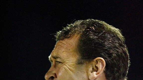 Sharks coach Ricky Stuart shouts from the bench during the round 24 NRL match, 2007.