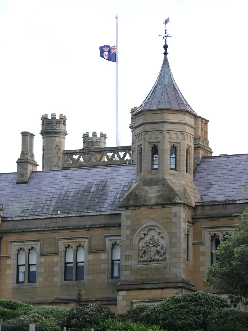 Tasmanian Governor Peter Underwood has died after surgery to remove a tumour.