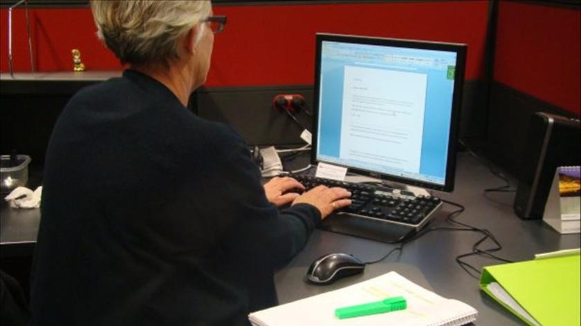 Woman sitting at computer (Lucy Nash: ABC Local Radio)