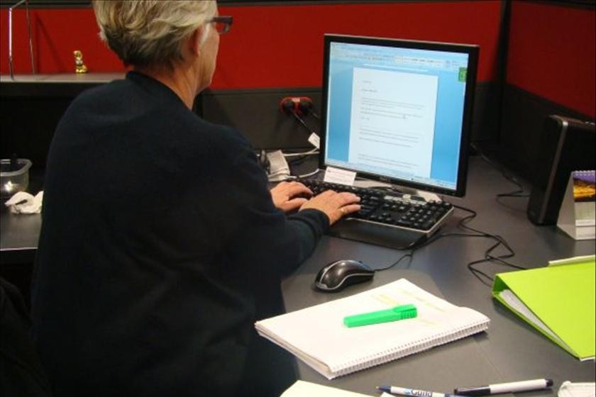 Woman sitting at computer (Lucy Nash: ABC Local Radio)