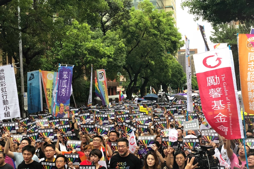 两万人于上午九点涌至立法院参加「表决不能输」集会活动，向立委和台湾社会表达成家的诉求