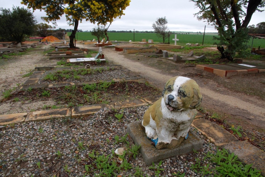 A statue on a grave at Corrigin Dog Cemetery