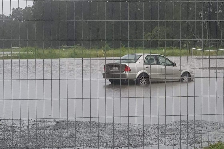 Une voiture est entourée par les eaux de crue.