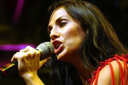 Australian singer Natalie Imbruglia entertains during the Rumba pop music festival in Brisbane on December 12, 2002 tight