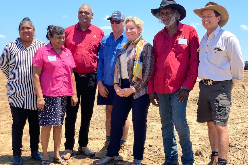 Un grupo de indígenas australianos junto a una ministra de agricultura en la granja