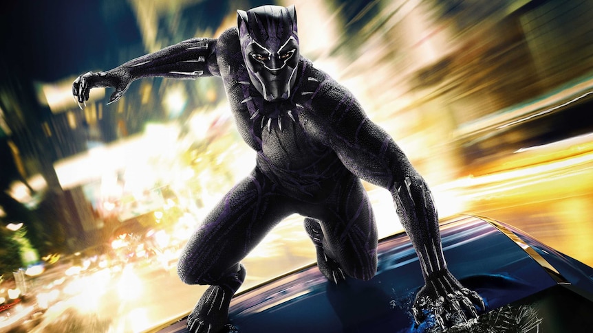 Цветное неподвижное изображение персонажа супергероя Черная Пантера на движущемся транспортном средстве, кадр с постера фильма.