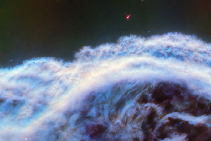 Toma de detalle de la cresta de la Nebulosa Cabeza de Caballo.  Parece espuma del océano arremolinándose. 