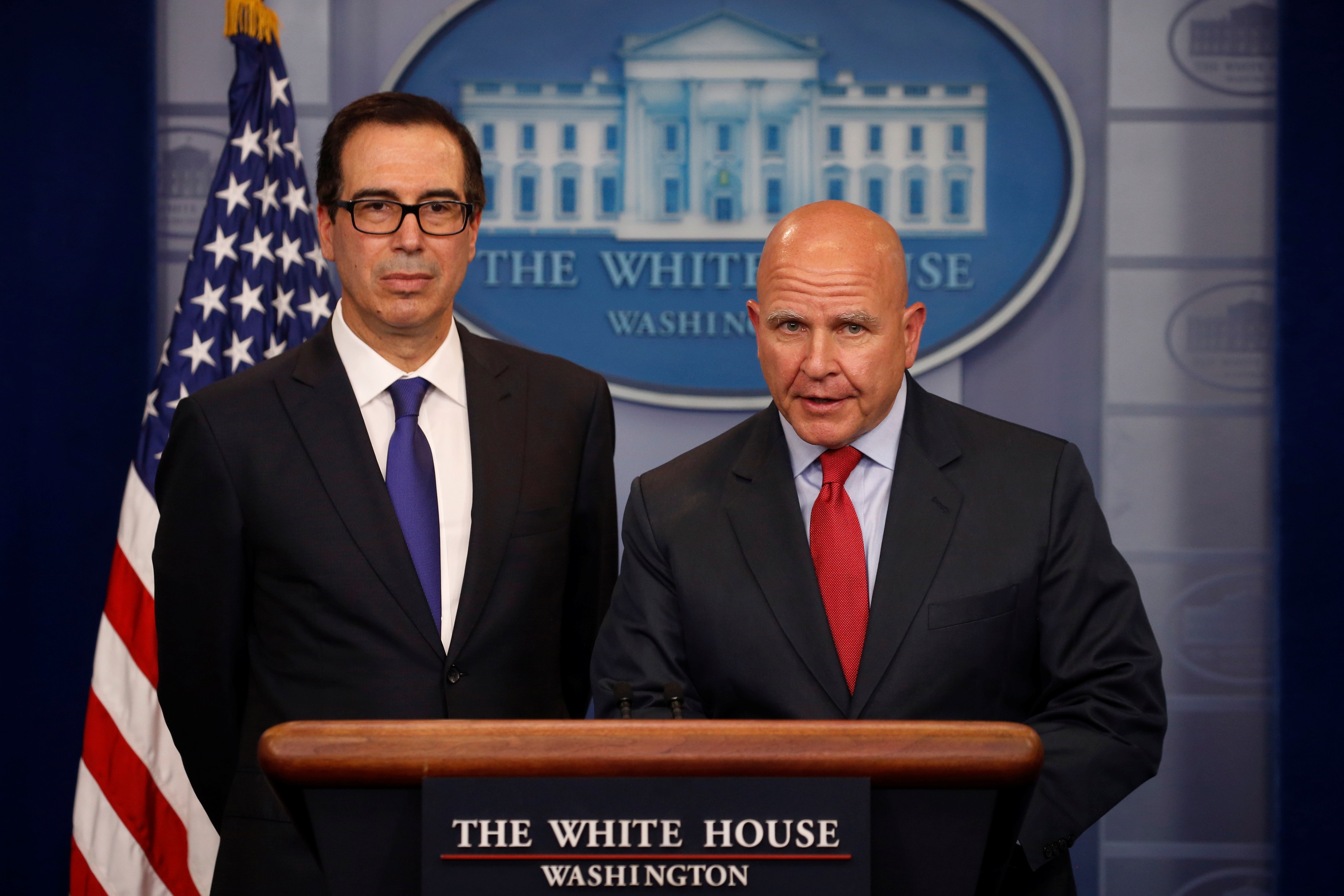Steven Mnuchin e HR McMaster dirigem-se à imprensa da Casa Branca.