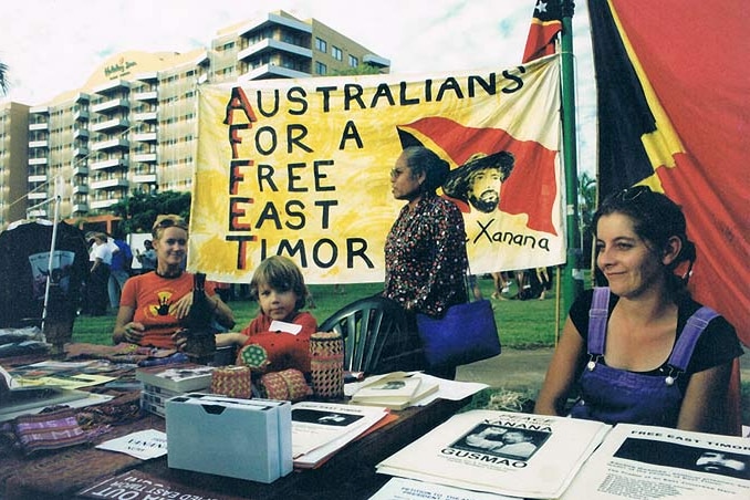 Cindy Watson and Veronica Pereira at an Australians for a Free East Timor stall in Darwin after the 1999 referendum.