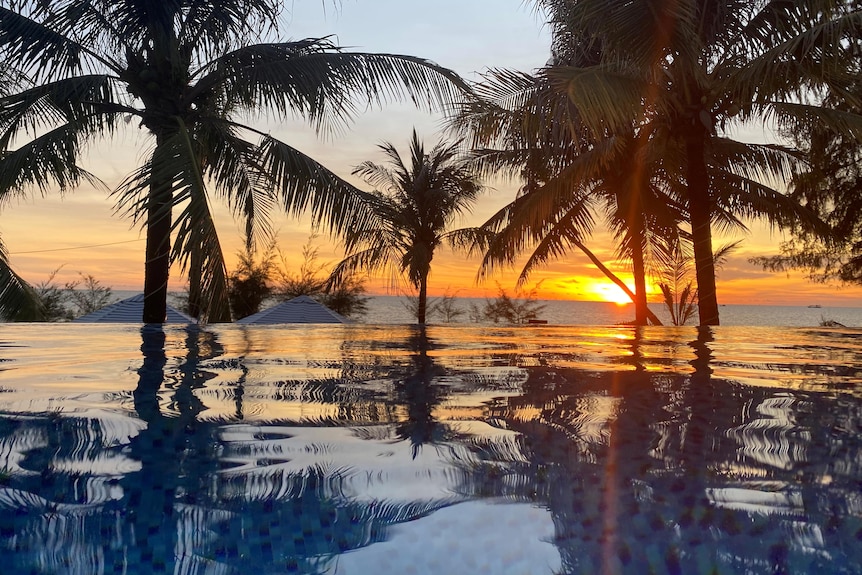 Una puesta de sol sobre una piscina en un resort en Vietnam