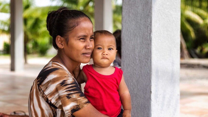 A young woman with a toddler on Enetewak Island, October 2017