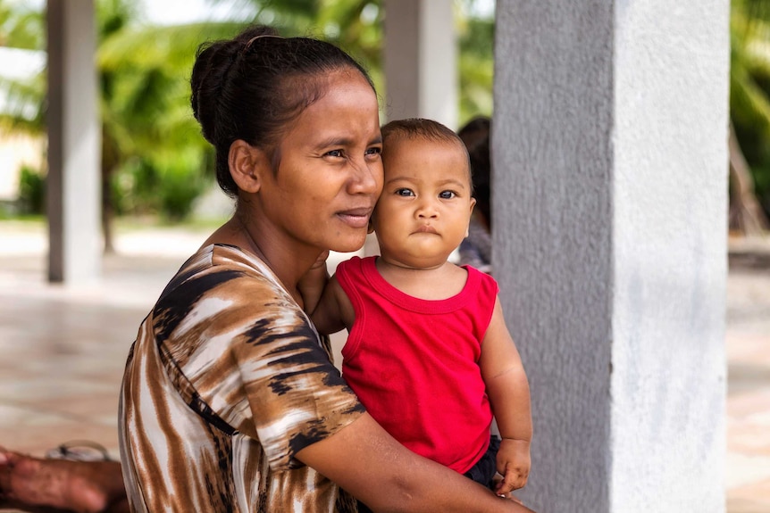 A young woman with a toddler on Enetewak Island, October 2017