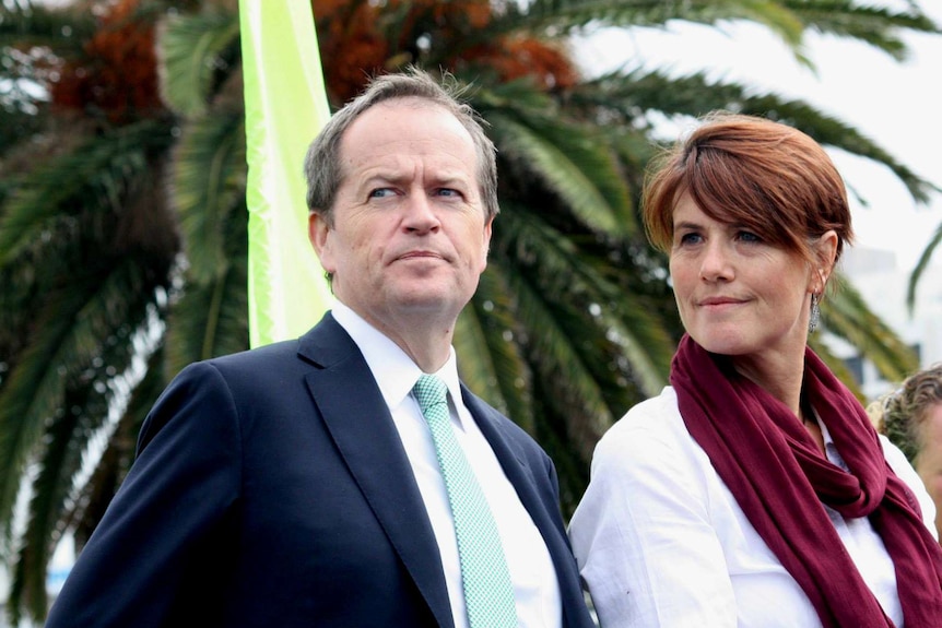 Bill Shorten and Carolyn Smith stand in front of a palm tree