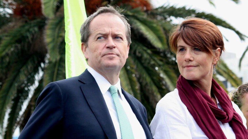 Bill Shorten and Carolyn Smith stand in front of a palm tree