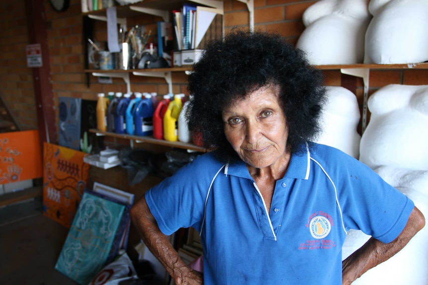 Aunty Pearl Slater teaches Tamworth mums to paint and do craft in the Gomeroi gaaynggal arts studio.