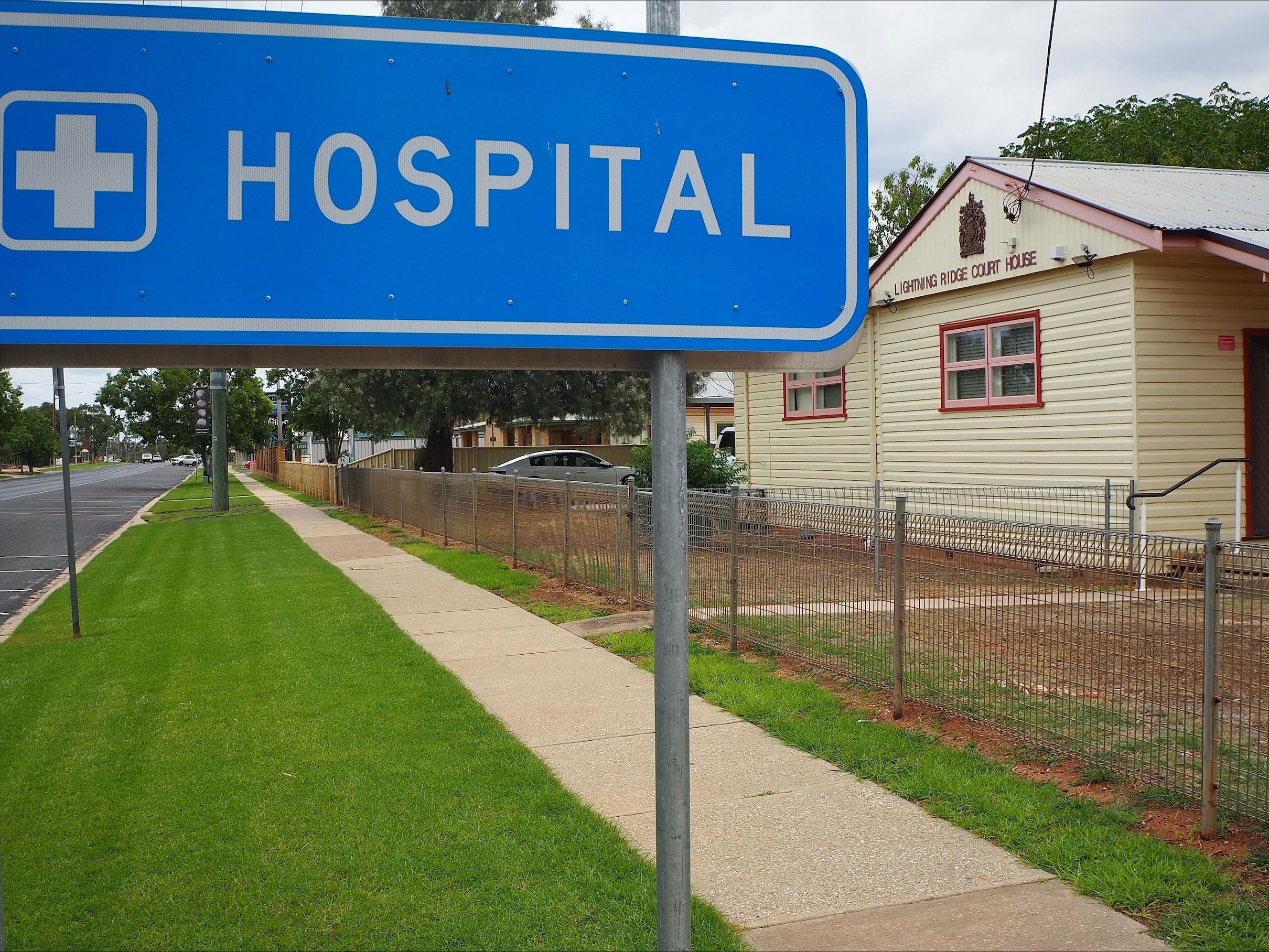 Letrero del hospital frente al palacio de justicia de Lightning Ridge