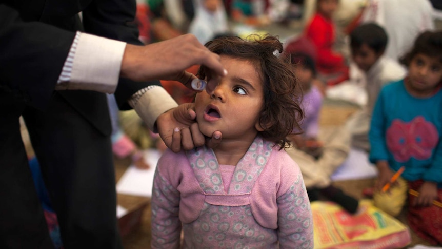 Vaksinasi polio bisa mencegah anak mengalami kelumpuhan karena serangan virus tersebut