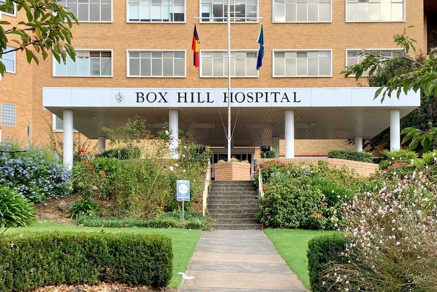 The front entrance and sign of Box Hill Hospital.
