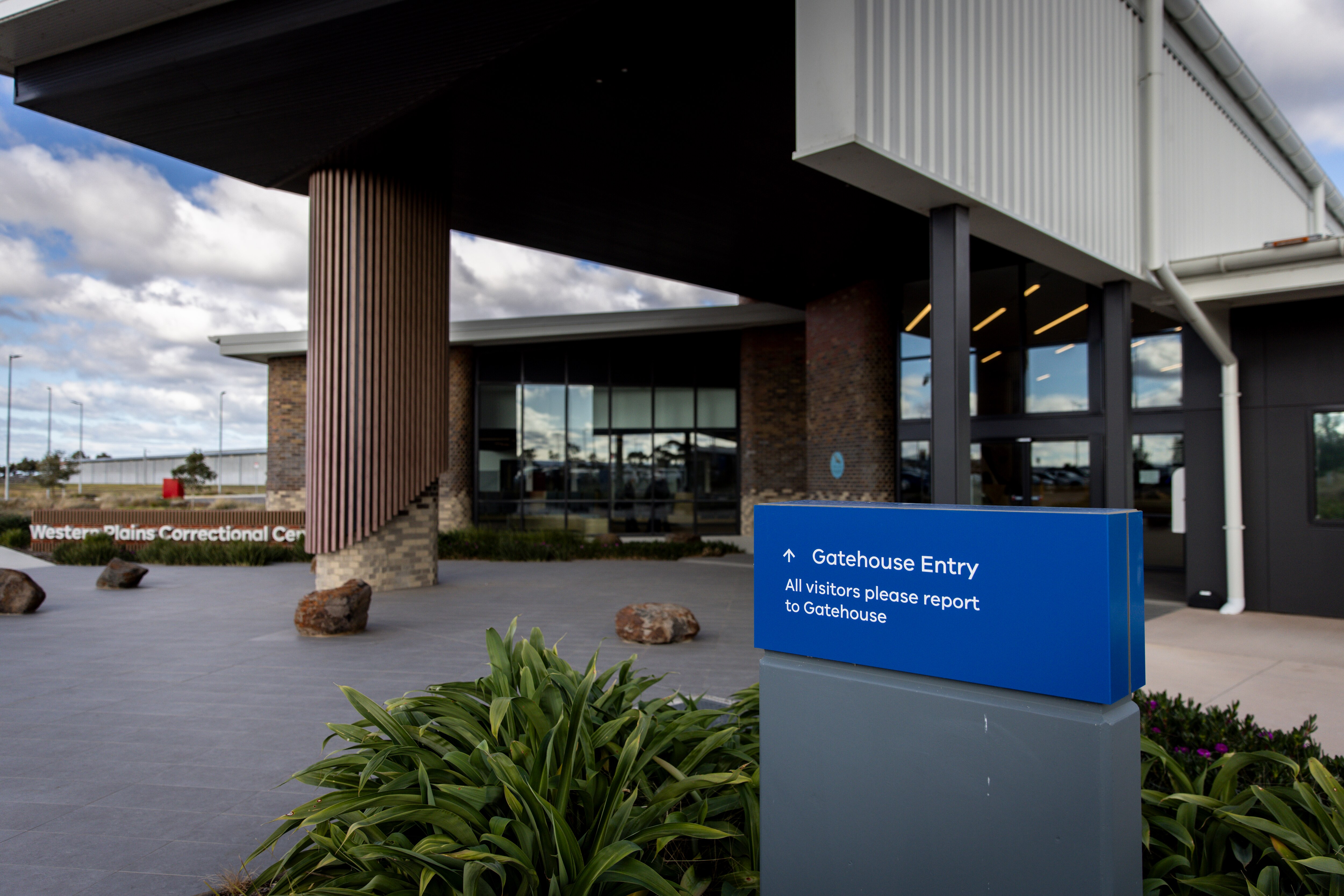 Vista exterior de la puerta de entrada al Centro Correccional de Western Plains