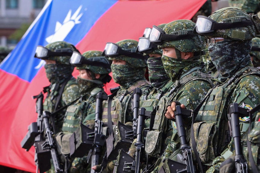 台湾军人排成一列，旁边是青天白人满地红国旗。