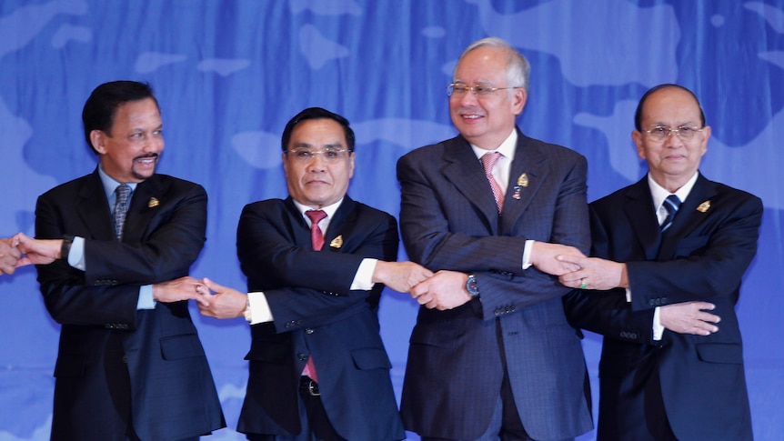 The leaders of Brunei, Laos, Malaysia and Burma hold hands for a photo session at ASEAN.