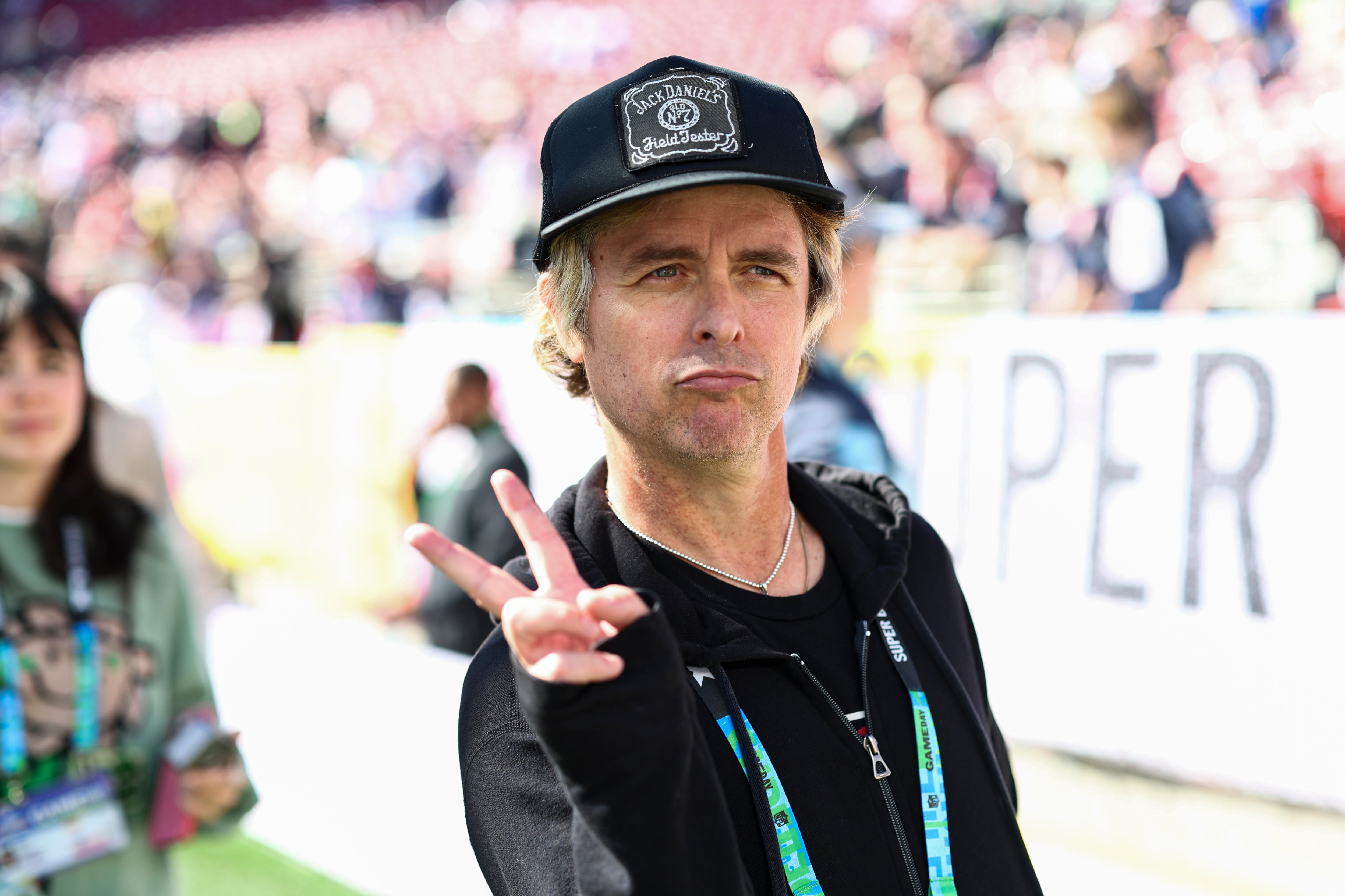 Billie Joe Armstrong de Green Day lanza un signo de la paz en el Super Bowl