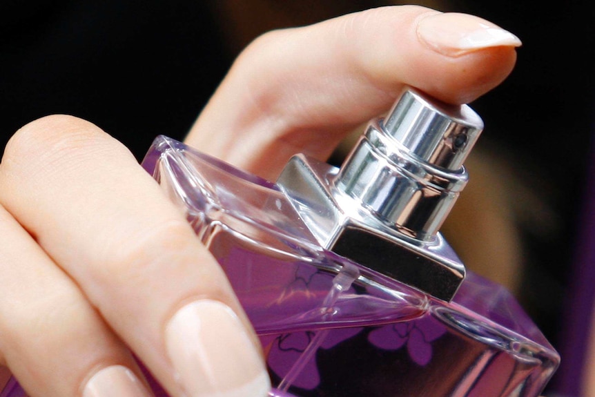 Générique des doigts de femme pulvérisant une bouteille de parfum