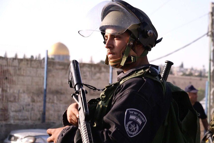Paramilitary police guard al Aqsa mosque