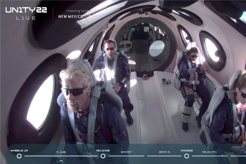 Miliarder Richard Branson i jego załoga pojawiają się na pokładzie pasażerskiego samolotu pasażerskiego VSS Unity firmy Virgin Galactic.