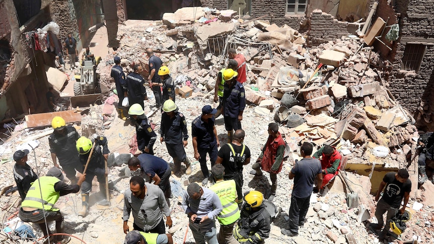 Nove morti nel crollo di un condominio in Egitto