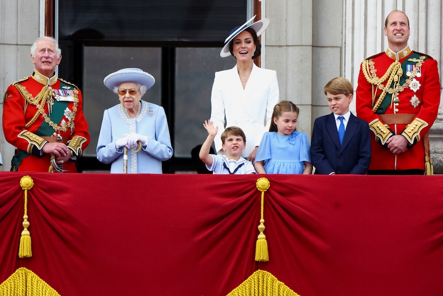 La reine, le prince Charles, le prince William, la princesse Catherine, la princesse Charlotte, le prince George et le prince Louis.
