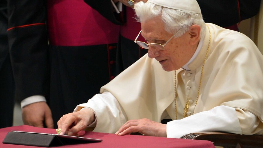 Pope Benedict send his first tweet